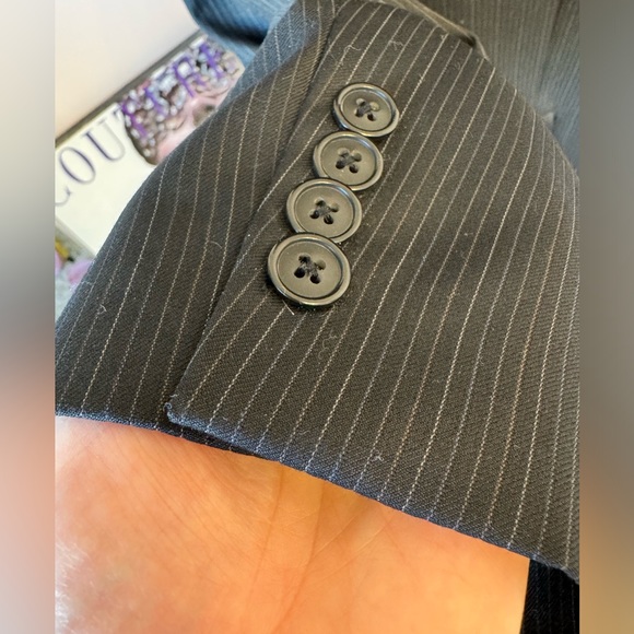 Calvin Klein mens suit like new. Charcoal grey with pinstripes. Wool - Picture 6 of 16